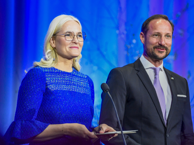 The Crown Prince and Crown Princess welcomed guests to the evening reception. The Crown Prince noted that the Crown Princess’ dress was made by the Swedish weaver and fashion designer Countess Ebba von Eckermann, who died in 2018 at the age of 96. Photo: Annika Byrde, NTB